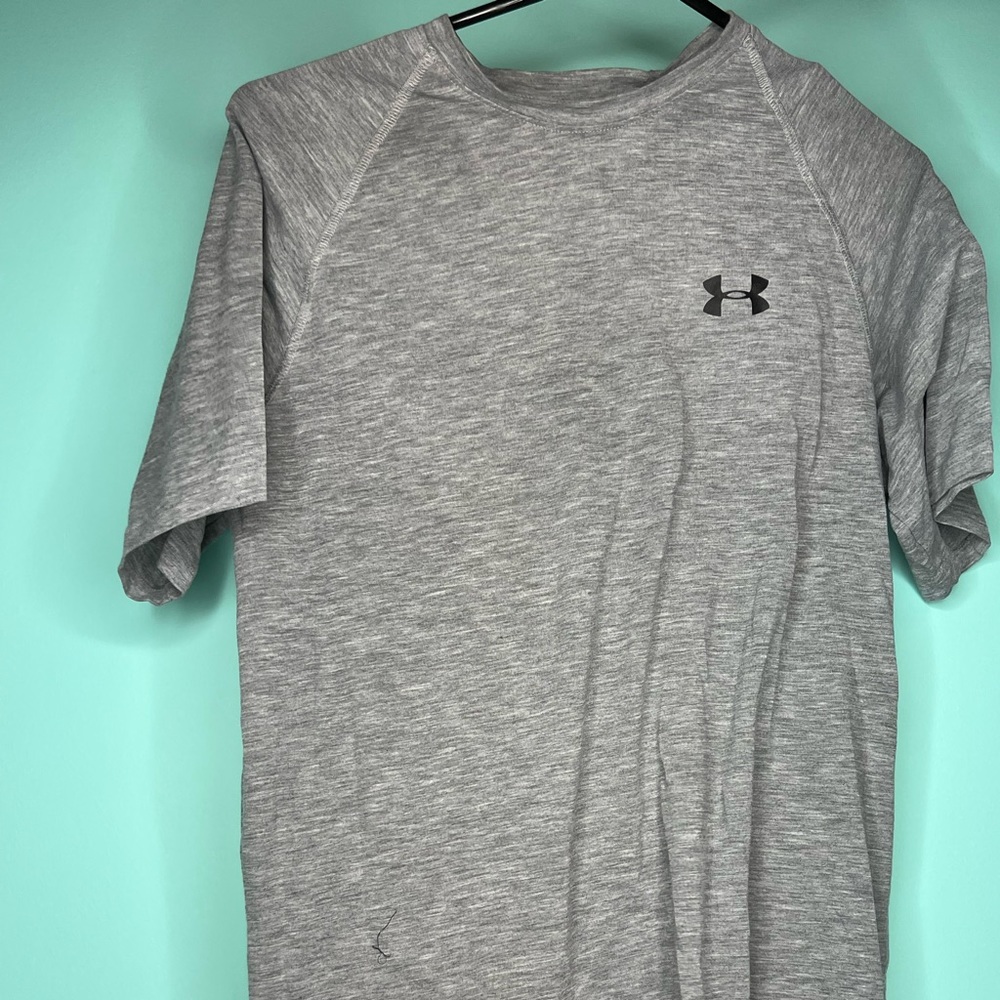 Men’s Under Armour Loose-fit Heat Gear workout shirt